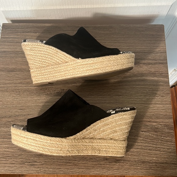 NINE WEST BLACK SUEDE WEDGES SANDALS WITH SNAKE SKIN SOLES IN SIZE 7.5 M - Picture 7 of 7